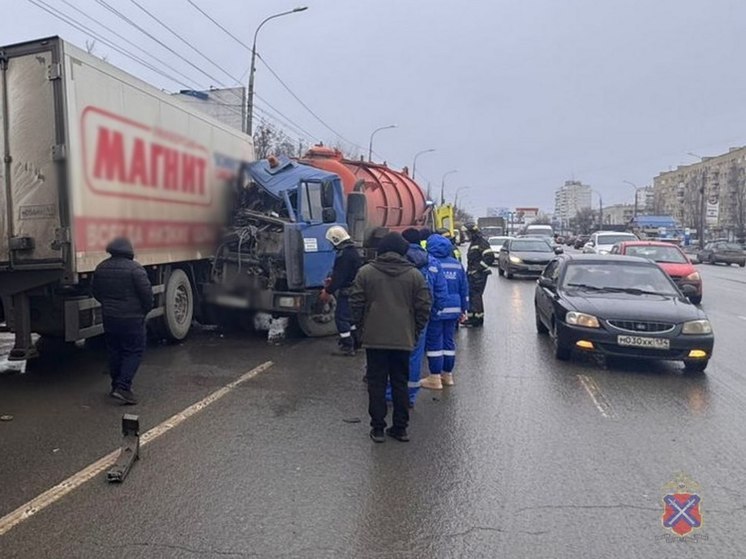 В Волгограде в результате столкновения двух грузовиков скончался пассажир