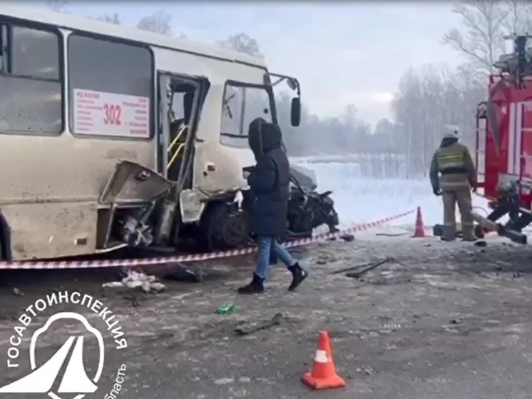 Медики оказывают помощь пострадавшим в ДТП с рейсовым автобусом под Челябинском