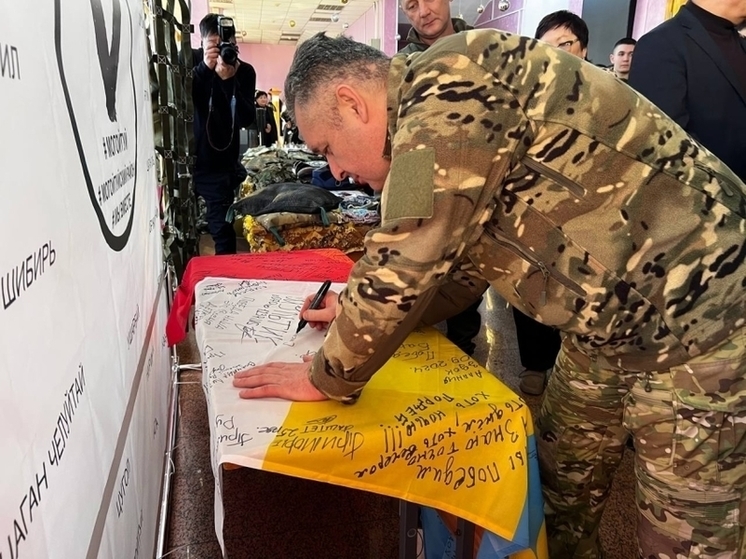 Замкома ВВО Романа Грекова удивили сухие супы волонтеров Забайкалья