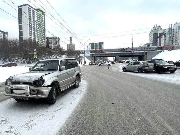 Годовалая девочка пострадала в массовой аварии в Новосибирске