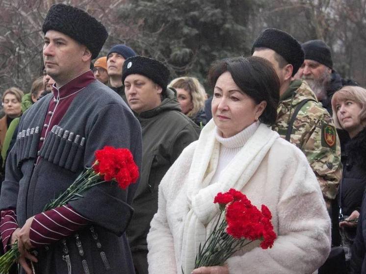 В Мелитополе возложили цветы к памятнику Богдану Хмельницкому в честь дня Переяславской рады