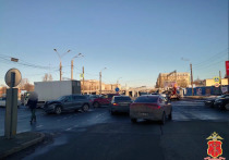 Полиция начала проверку по факту падения автомобиля в Обводный канал, сообщила пресс-служба УМВД РФ по Санкт-Петербургу