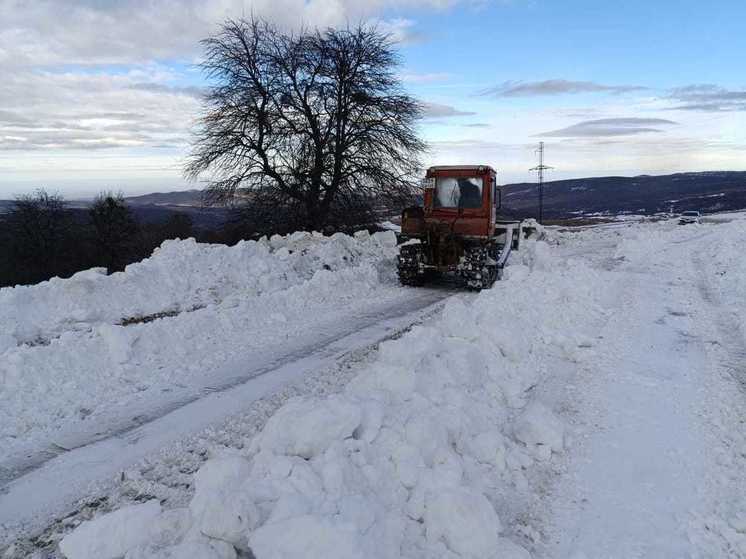 Две дороги закрыли в горах Дагестана из-за снега