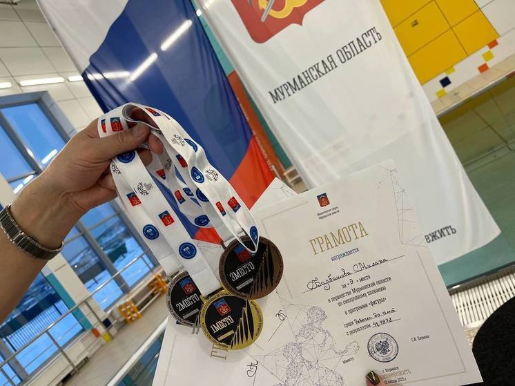 В Коле юные пловцы соревновались в дисциплине «фигуры»