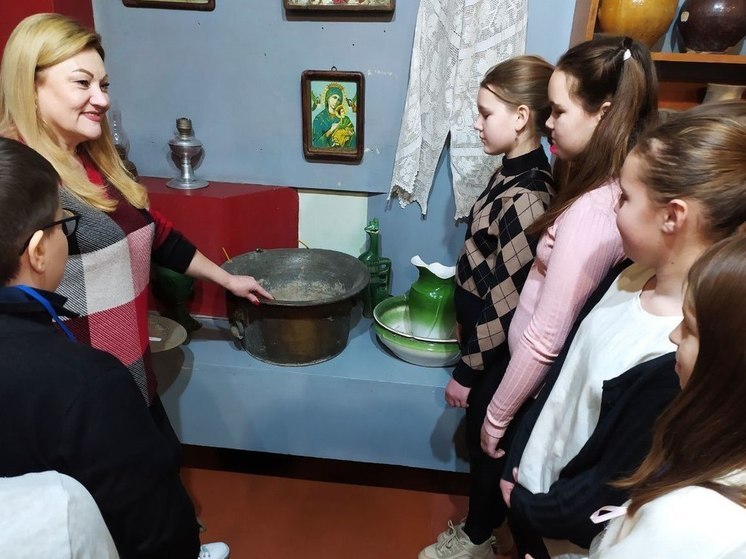 В краеведческом музее Токмака провели экскурсию «Традиции Крещенского сочельника» для школьников