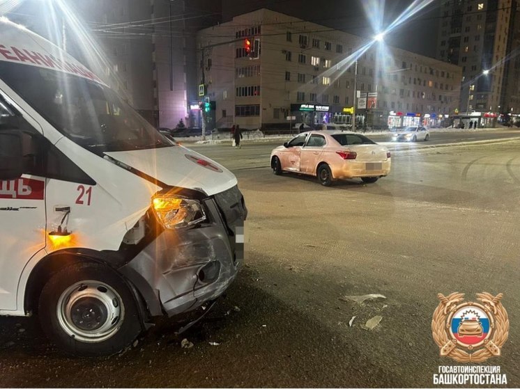 В Уфе машина скорой помощи экстренно перевозила пациента и попала в аварию