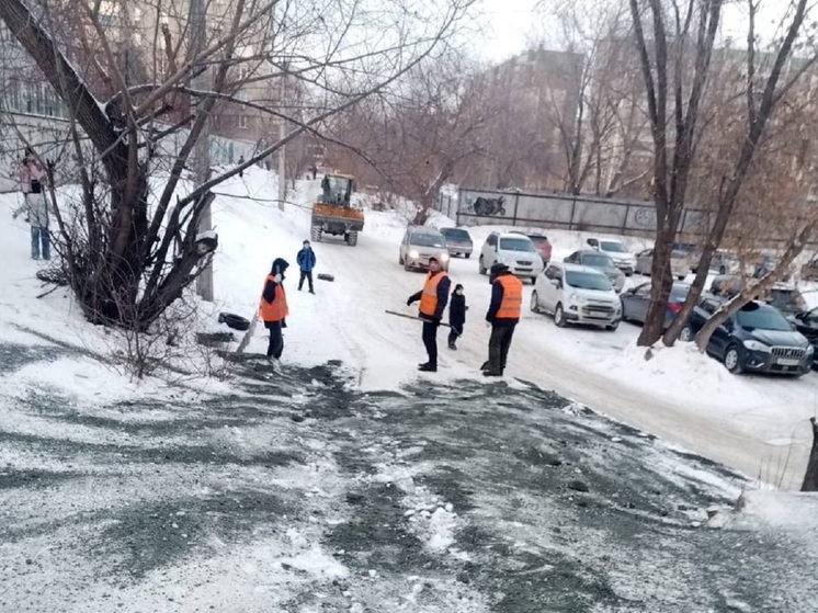 В Челябинске засыпали реагентами ледяную «горку», ведущую к дороге