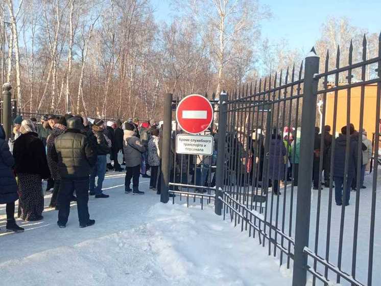 Сотни новосибирцев выстроились в очереди за святой водой возле храмов