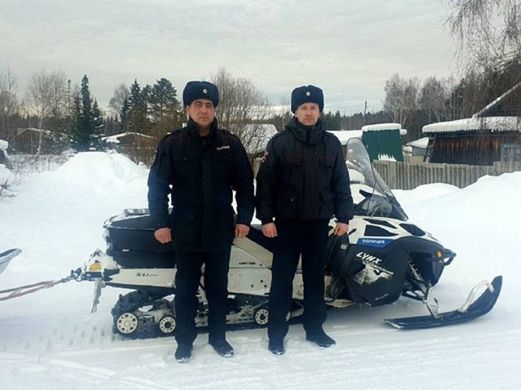 Полицейские Красноярского края оказали помощь застрявшим снегоходчикам