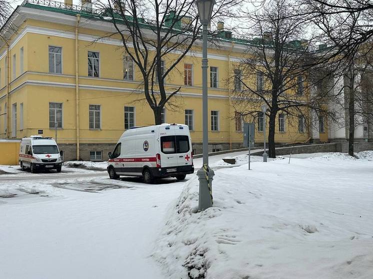 В Петербурге нашли мужчину с ранениями в области нижней части тела