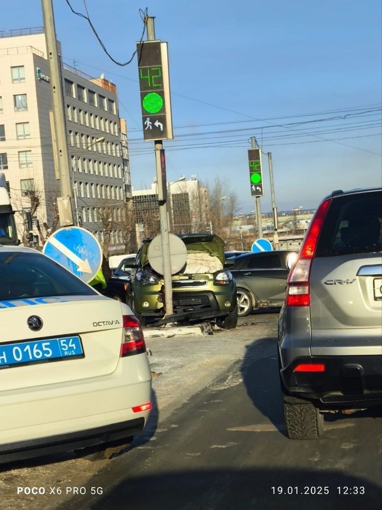 В Новосибирске водитель кроссовера пошел на таран светофора по вине грузовика