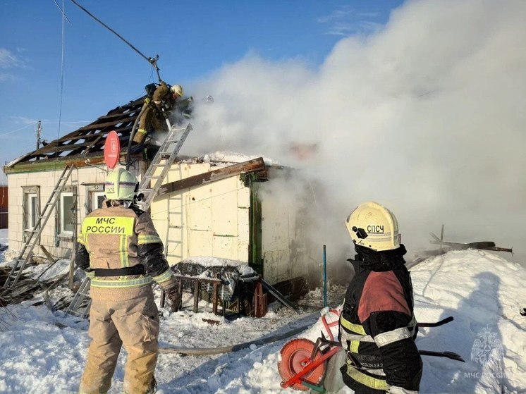 В Омске на пожаре в частном доме пострадал мужчина