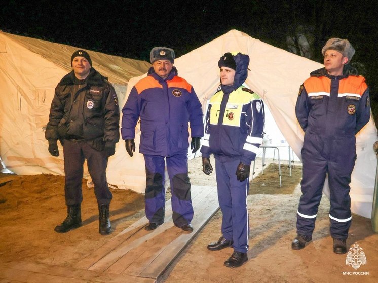 Псковские сотрудники МЧС обеспечивают безопасность в Крещенские праздники