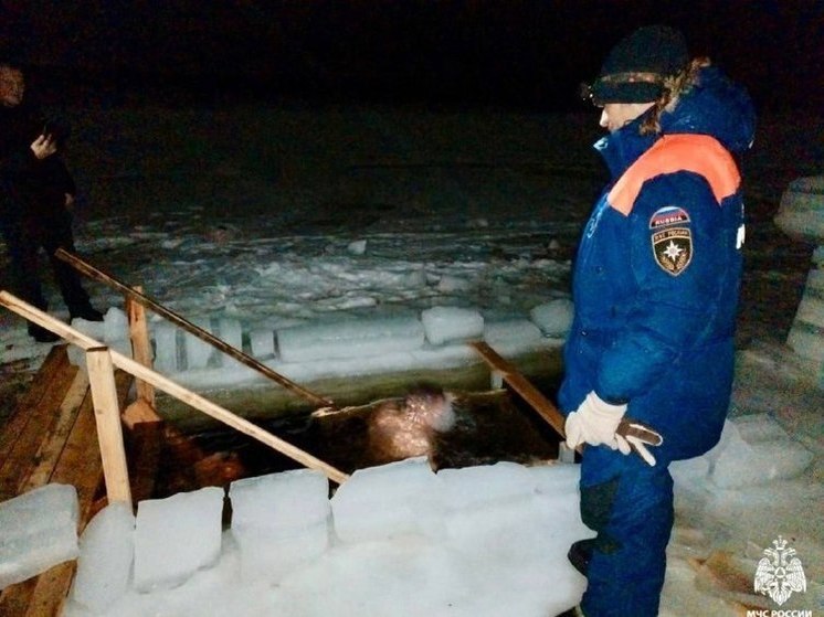 Почти две тысячи человек пришли искупаться в водоемах Заполярья на Крещение