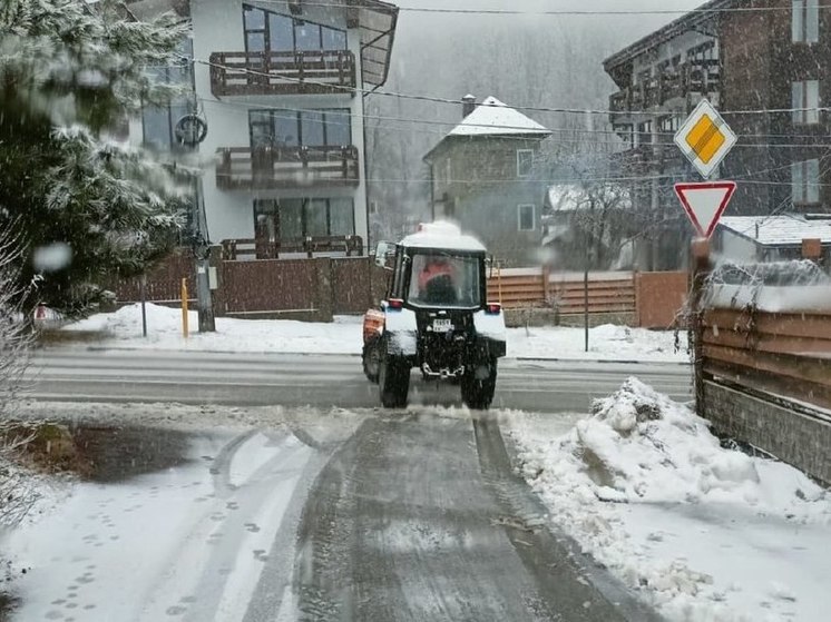 В Краснополянском округе продолжается очистка и вывоз снега