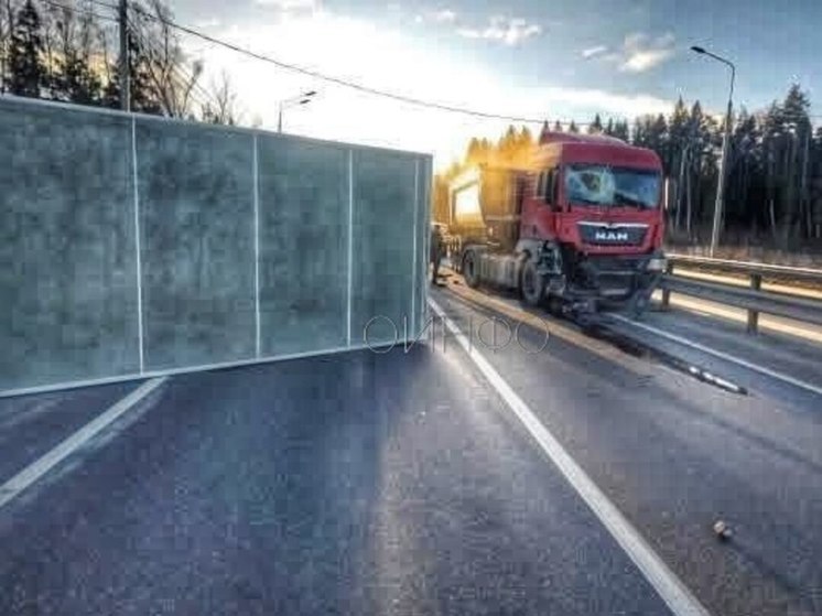 Перевернувшаяся фура перегородила дорогу на ЦКАД в Подмосковье