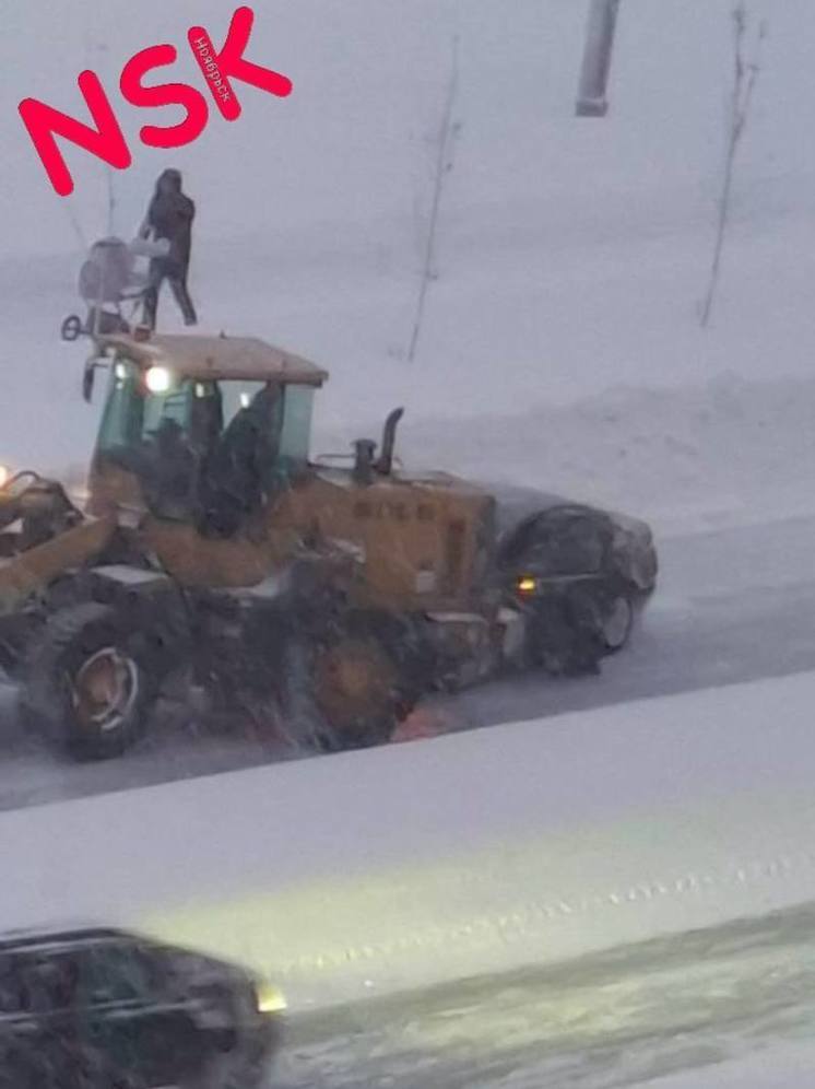 В Ноябрьске легковушка влетела под трактор