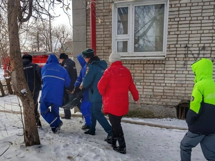 Десятки людей эвакуировали из горящего общежития в Шадринске