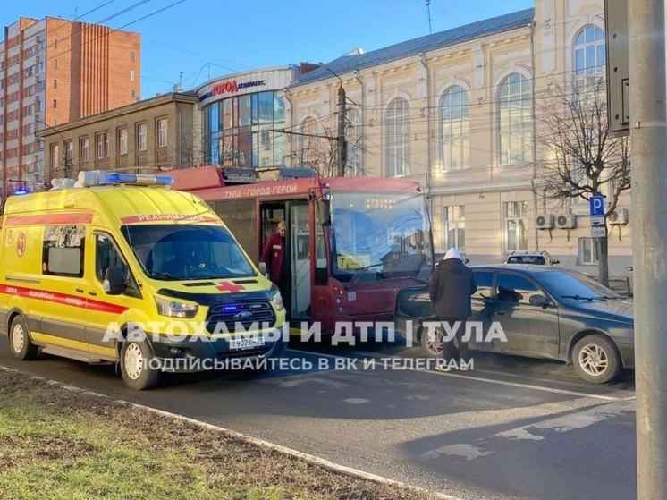 В центре Тулы троллейбус протаранил легковушку, есть пострадавшие