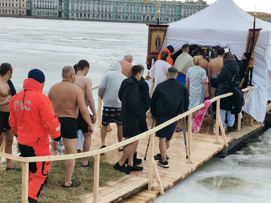 Православные петербуржцы выстроились в очередь к главной купели у Петропавловской крепости