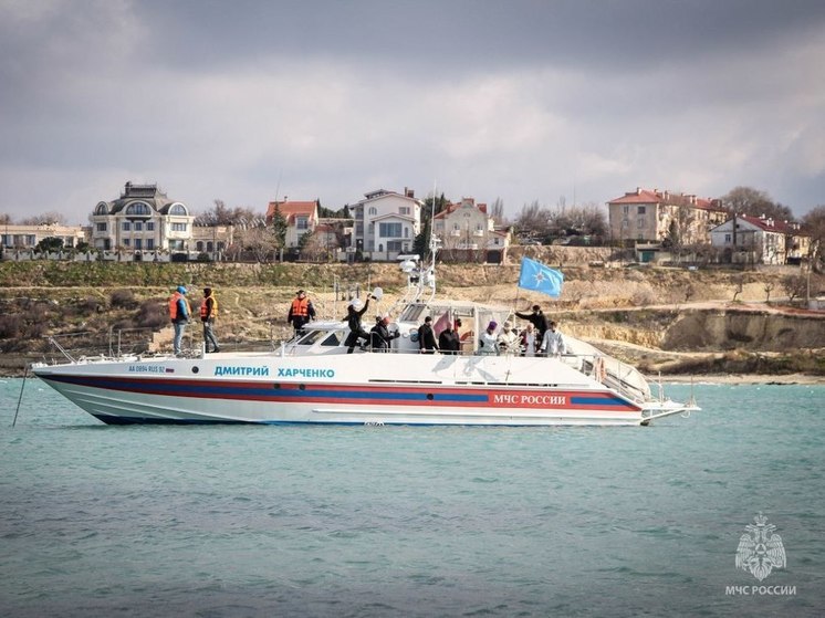 Митрополит Симферопольский и Крымский Тихон освятил воды Чёрного моря