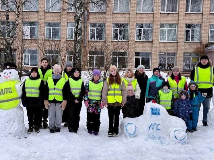 Сотрудник ГИБДД из снега помог детям в Пудоже запомнить правила дорожного движения