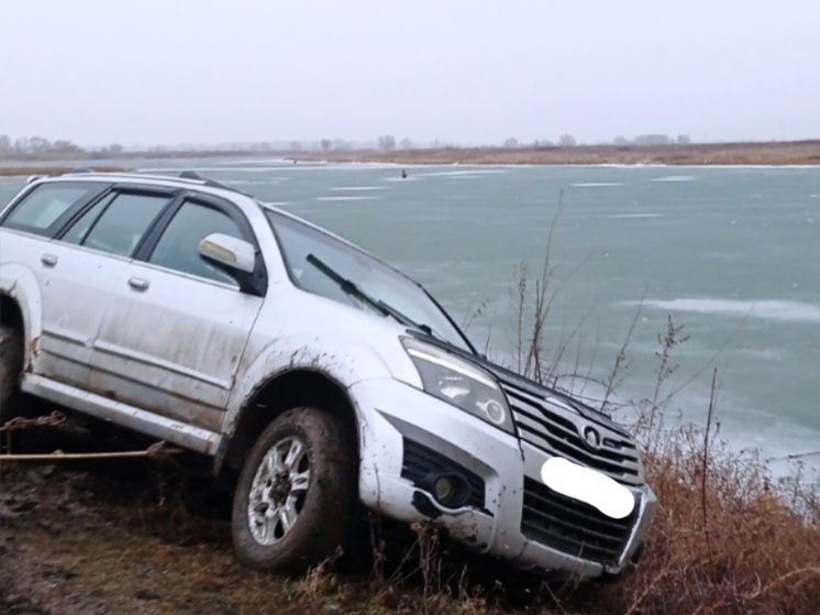 Автомобиль едва не сорвался в реку под Рязанью