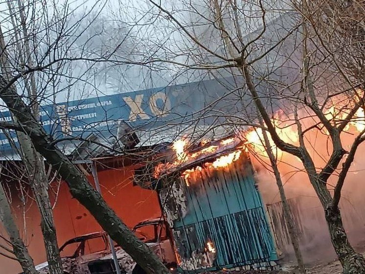 ВСУ атаковали Новую Каховку, сгорели ларёк и две гражданские легковушки