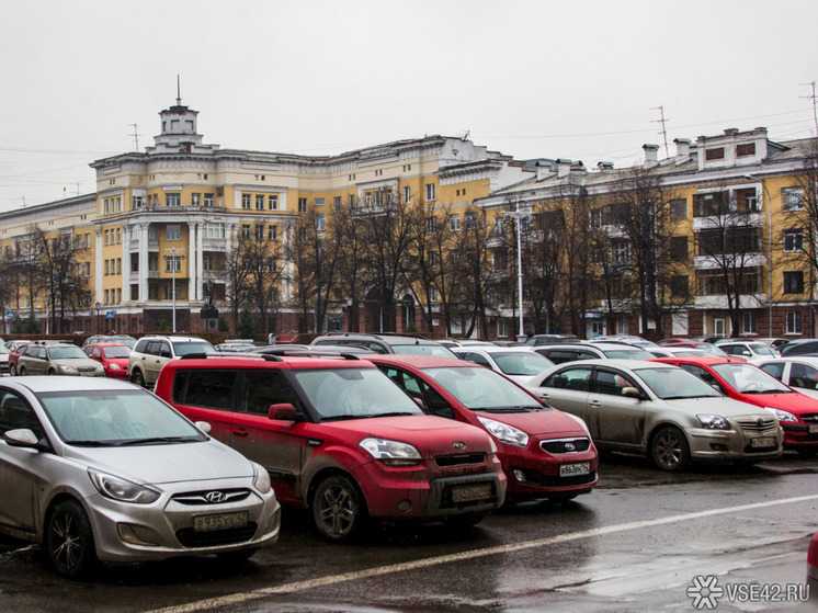 Неизвестный повредил около 20 автомобилей в Прокопьевске