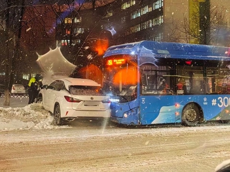 В Новокузнецке легковушка столкнулась с автобусом