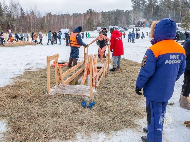 Почти 9 тысяч курганцев окунулись в крещенские купели