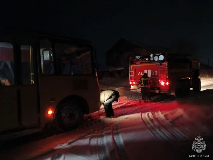  В Алтайском крае сотрудники МЧС спасли автобус со школьниками из снежного «плена»