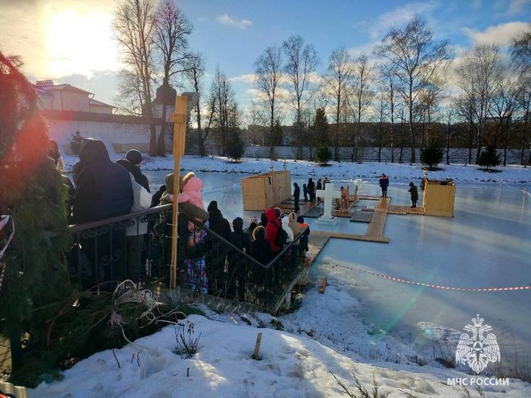 В Ярославле более пяти тысяч человек искупались в проруби на Крещение