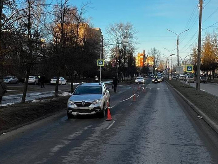 В Великом Новгороде женщина на «Рено» сбила школьницу на пешеходном переходе