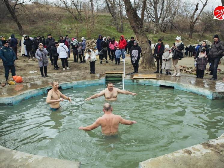 На целебных источниках в Терпенье на Запорожье прошли крещенские купания