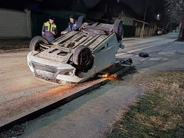 В Ессентуках легковушка влетела в дерево и перевернулась, пострадал пассажир
