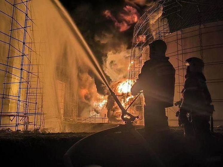 Губернатор Гусев: пожарные продолжают тушить нефтебазу в Воронежской области