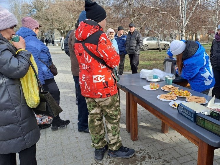 В Бердянске организовали чаепитие во время крещенских купаний