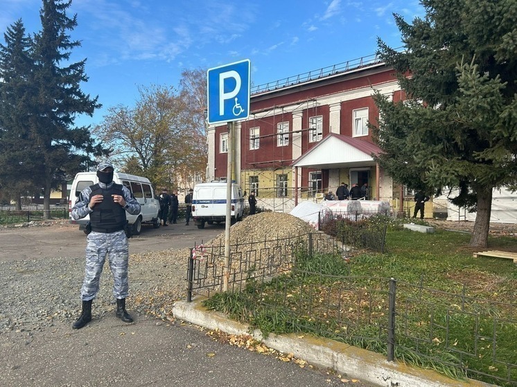 В Калманском районном суде продолжается процесс по делу обвиняемого в 11 эпизодах убийств и изнасилований Виталия Манишина — предполагаемого «барнаульского маньяка»