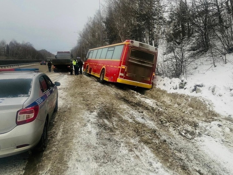 Автобус с 25 пассажирами вылетел с трассы в Екатеринбурге