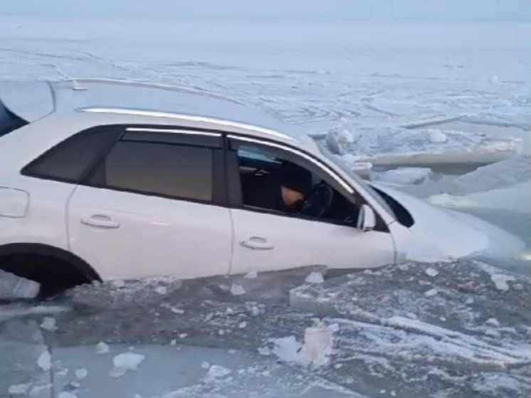 В Приморье рыбак пытался спасти провалившуюся под лед машину, вычерпывая воду миской