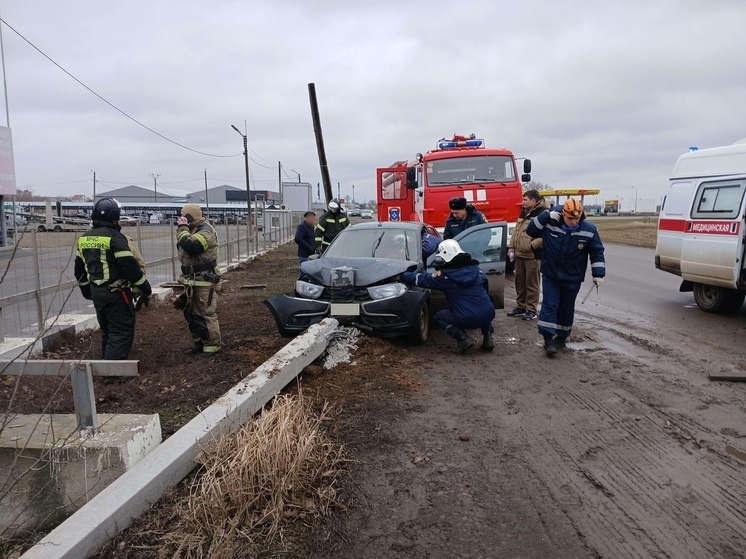 Легковушка на полном ходу влетела в опору ЛЭП в Ростовской области