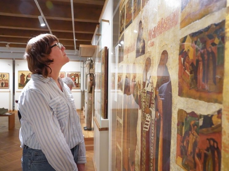 Музей вынужден просить псковичей не трогать защитные стекла экспонатов