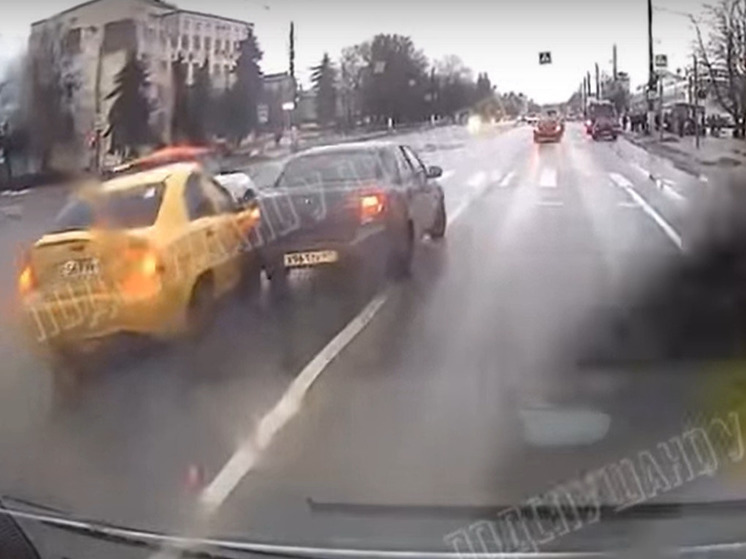 Появилось видео аварии в Твери на проспекте Калинина