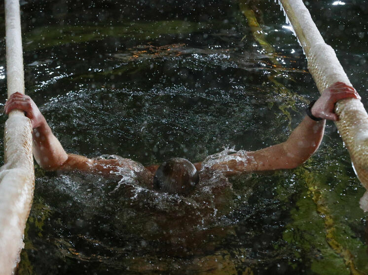 В Иркутске мужчина упал в крещенскую прорубь в одежде, пока купал ребенка