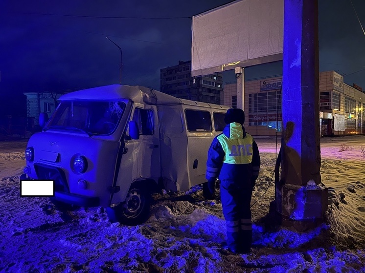 В Нижнем Тагиле пьяный водитель на УАЗ влетел в столб