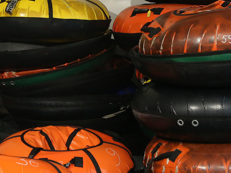 Дети в Подмосковье катаются на ватрушках по склонам без снега