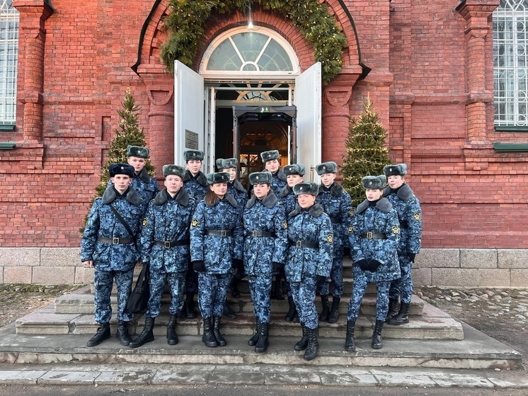 Псковские курсанты помогли воинскому храму в праздник Крещения