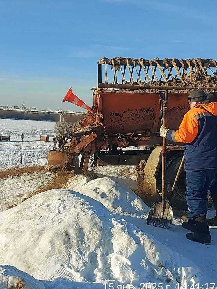 В Омске засыпали стихийную горку у Иртыша песком