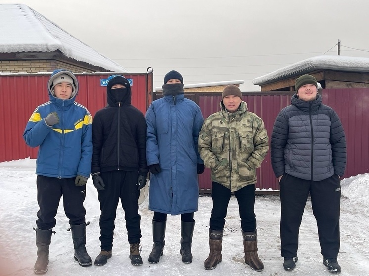 В столице Тувы школьники помогли отцу погибшего участника СВО перекидать уголь